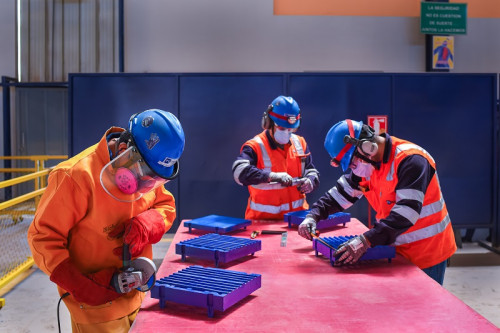 Supercenter Arequipa de FLSmidth produce la primera malla de poliuretano para zarandas y entra al rubro de la manufactura