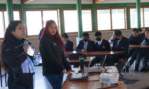 Jefa de Turno Mina de El Abra y ex alumna realizan charla a 180 estudiantes del colegio Don Bosco