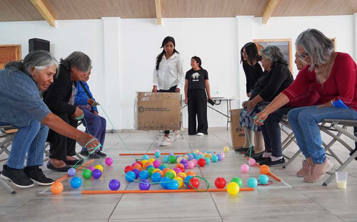 Estudiante becada por El Abra realizó taller para adultos mayores de Chiu Chiu