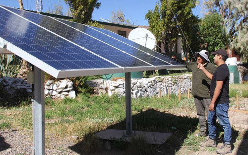 Estudiante Becado por El Abra retribuye a comunidad de Toconce con mejoras en paneles solares