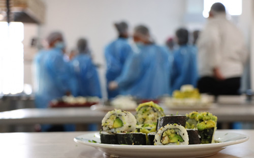 Mujeres del Centro de Reinserción Social de Calama reciben capacitación de comida japonesa en División Ministro Hales
