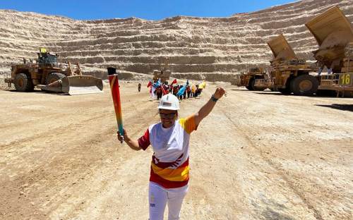 Minera Antucoya vivió una fiesta con el paso de la antorcha de Santiago 2023