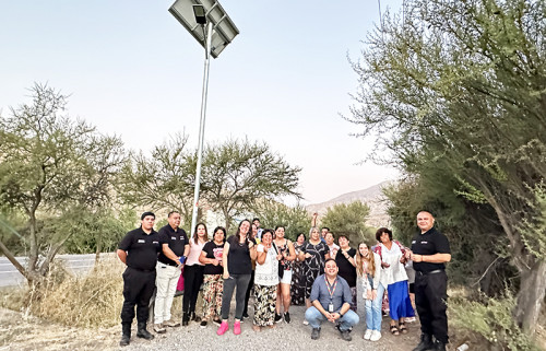 Proyecto de Codelco Andina permitió instalar nuevas luminarias solares en sector Los Rosales