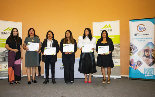 El Abra capacita a 42 mujeres en operación de camiones mineros