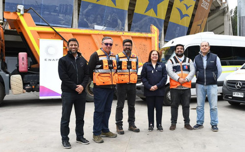 Camiones y minibuses aporta Enap en acuerdo con Senapred para apoyar a la reconstrucción en Valparaíso