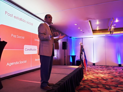Destacado analista internacional expuso en Encuentro de Egresados y Titulados 2019 de UNAP Calama