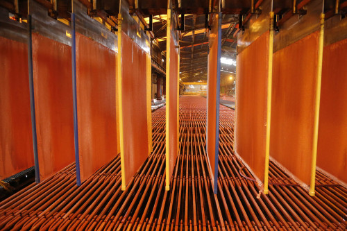 Cobre registra leve retroceso, pero acumula un alza mensual de 12,4%