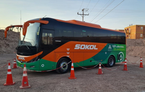 Antucoya estrena primer taxibús 100% eléctrico en faena