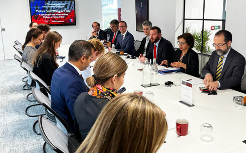 Ministra de Minería desde Londres aborda estímulo a inversiones en Chile