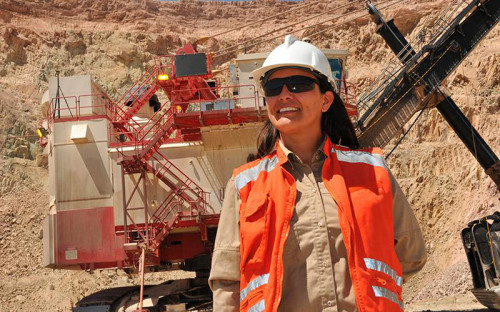 WIM Chile y AIA firman alianza que potenciará el rol de la mujer en la minería