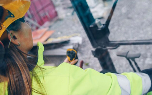 Capacitaciones en línea se alzan como un formato facilitador para las mujeres de la industria minera
