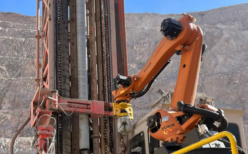 Capstone Copper Mantos Blancos incorpora brazo robótico para aumentar eficiencia de la operación